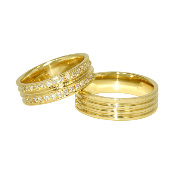 Aliança de Casamento em Ouro Amarelo 18K Reta com Frisos e Brilhantes
