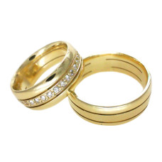 Aliança de Casamento em Ouro Amarelo 18K com Frisos e Brilhantes